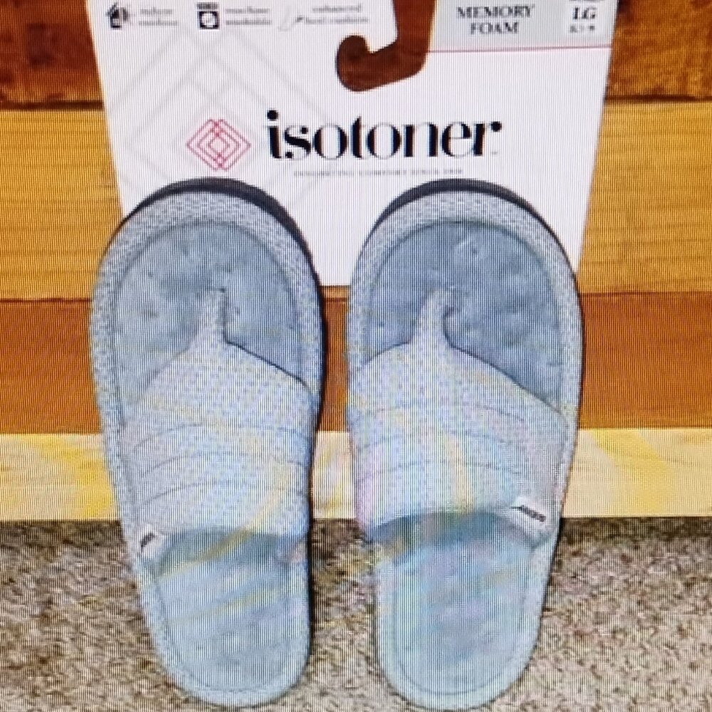 Women's Isotoner Slippers NWT-Size US L (8.5-9) Retail $32.00.